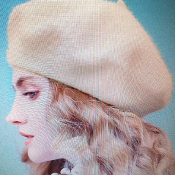 Accessories - 2/$5🌷Tan Winter French Felt/Wool Beret Beanie